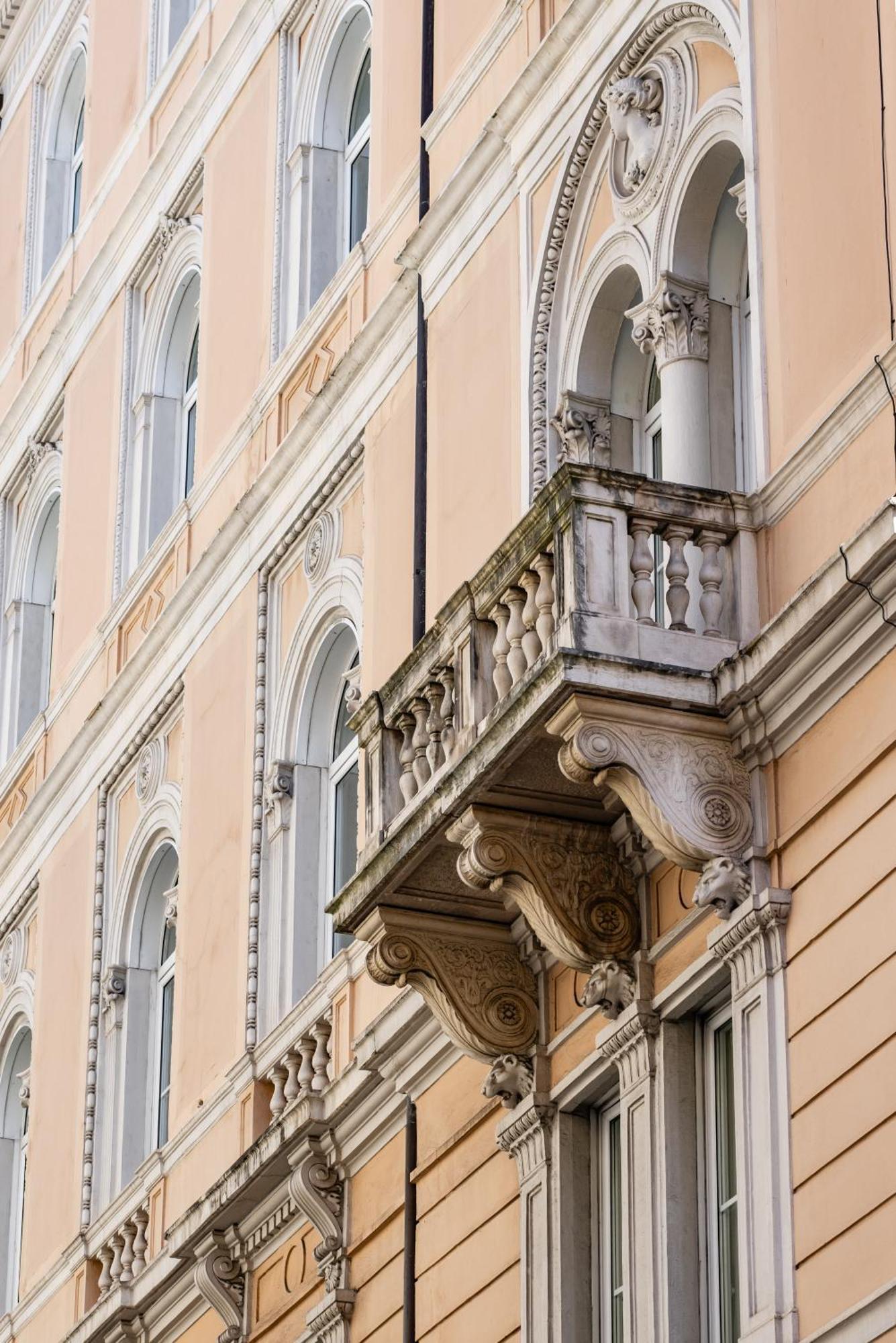 Hotel Continentale Trieste Bagian luar foto